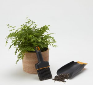 Fiskars Łopatka do ziemi i szczotka 2w1  1071302 12