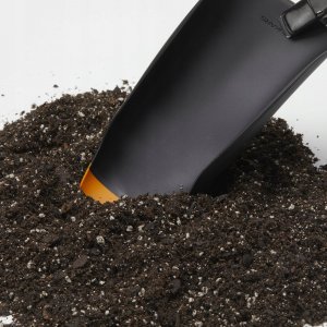 Fiskars Łopatka do ziemi i szczotka 2w1  1071302 8