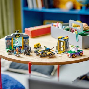 LEGO DC Batman Jaskinia Batmana z Batmanem™, Batgirl™ i Jokerem™ (76272) 4