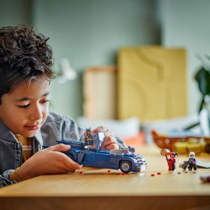 LEGO DC Batman™ z batmobilem kontra Harley Quinn™ i Mr. Freeze™ (76274) 2