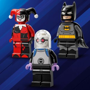 LEGO DC Batman™ z batmobilem kontra Harley Quinn™ i Mr. Freeze™ (76274) 5