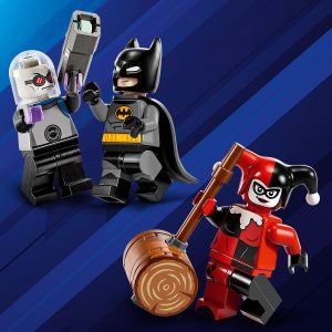 LEGO DC Batman™ z batmobilem kontra Harley Quinn™ i Mr. Freeze™ (76274) 6