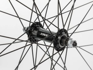 Koło przód 26" obręcz stożkowa czarna, piasta aluminiowa czarna na nakrętki, szprychy czarne Uniwersalny 2