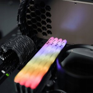 Pamięć PNY XLR8 Gaming REV RGB, DDR4, 8 GB, 3200MHz, CL16 (MD8GD4320016VRGB-SI) 8