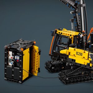 LEGO Technic Ciężarówka Volvo FMX i koparka EC230 Electric (42175) 9
