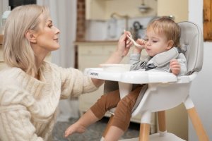 Caretero KRZESEŁKO DO KARMIENIA TUVA PINK 14