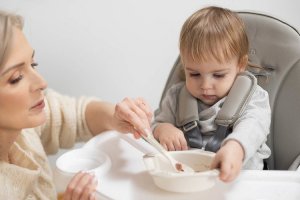 Caretero KRZESEŁKO DO KARMIENIA TUVA PINK 3