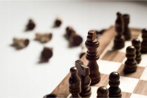 ER4 SZACHY DREWNIANE WE WKŁADCE NA PREZENT TURNIEJOWE 6