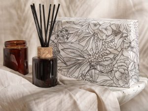 Beliani Zestaw zapachowy świeca sojowa i dyfuzor z patyczkami złoty bursztyn DARK ELEGANCE 2