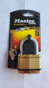 MasterLock Master Lock Padlock made from Laminated Steel (64mm)M15BEURDLF 1