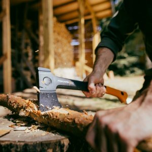 Fiskars X18: Uniwersalna siekiera do prac ciesielskich i leśnych 6
