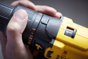 Wiertarko-wkrętarka Stanley SFMCD711D22 18 V 2 x akumulator 2 Ah 4