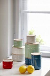 Riess RIESS - Pojemnik kuchenny z drewnianą pokrywą 2,2l Fresh Tomato 2