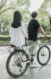 RockBros Wytrzymały bagażnik rowerowy z półką i funkcją siodełka i lampką tylną LED czarny Wytrzymały bagażnik rowerowy z półką i funkcją siodełka i lampką tylną LED czarny 11