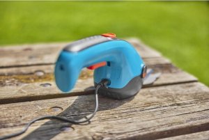 Gardena GARDENA Cordless Grass Shears ClassicCut Li, 3.6 volts, set with shrub blade (turquoise/black, Li-ion battery 2.5 Ah) 13