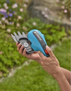 Gardena GARDENA Cordless Grass Shears ClassicCut Li, 3.6 volts, set with shrub blade (turquoise/black, Li-ion battery 2.5 Ah) 9