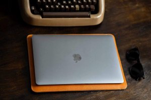 Etui Baltan Baltan do Apple MacBook Air/Pro 13 brązowy 9