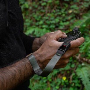 Torba Peak Design Pasek Na Nadgarstek Cuff Sage Szarozielony v3 6