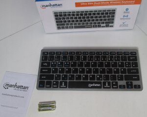 Klawiatura Manhattan MANHATTAN Ultra Slim Dual-Mode Kabellose Funktastatur Dt. QWERTZ-Layout Bluetooth 3.0 und 2.4 GHz USB anthrazit/schwarz 3