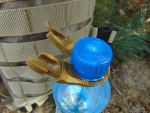 MFH UCHWYT NA BUTELKĘ  DO PLECAKA  PASKA  SYSTEM MOLLE 3