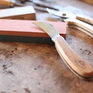 Esschert Design Kamień do ostrzenia noży, sekatorów, siekiery Osełka 2