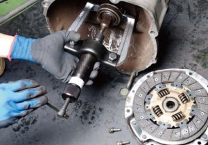 King Tony ZESTAW HYDRAULICZNYCH ŚCIĄGACZY DO ŁOŻYSK 10 TON, WALIZKA King Tony 2