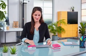 Zszywacz Novus Zestaw Novus: zszywacz E15 + dziurkacz E210 + zszywki rózowy 3