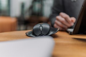 Mysz BakkerElkhuizen BakkerElkhuizen HandshoeMouse Shift Bluetooth myszka Oburęczny Optyczny 1000 DPI 3