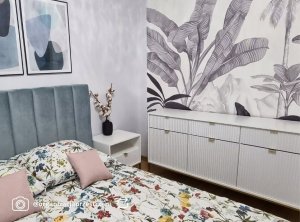 Selsey Komoda trzydrzwiowa Vellore 154 cm biała z ryflowanymi frontami i złotym stelażem 2