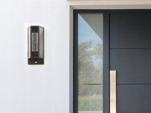 Kinkiet Beliani Lampa ścienna zewnętrzna LED z czujnikiem ruchu brązowa FRUID 2
