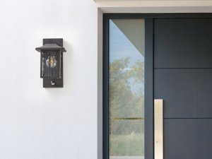 Kinkiet Beliani Lampa ścienna zewnętrzna z czujnikiem ruchu czarna TEVIOT 2