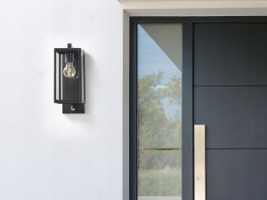 Kinkiet Beliani Lampa ścienna zewnętrzna z czujnikiem ruchu czarna MEGGET 2