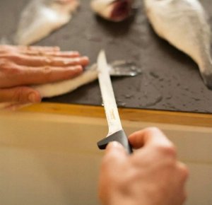 Fiskars ESSENTIAL FILLETING KNIFE 18CM 1065567 6