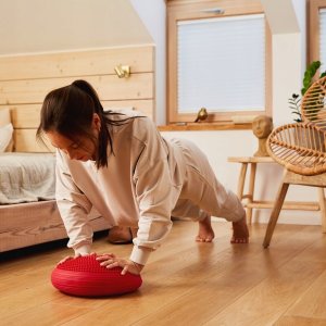 4fizjo Poduszka sensomotoryczna MED+, jeżyk, czerwona z pompką Dysk rehabilitacyjny z wypustkami do ćwiczeń 4