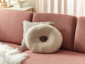 Beliani 2 poduszki dekoracyjne litery teddy beżowe HESPERIS 5