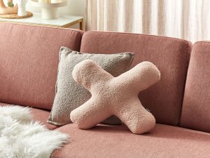 Beliani 2 poduszki dekoracyjne litery teddy różowe HESPERIS 4