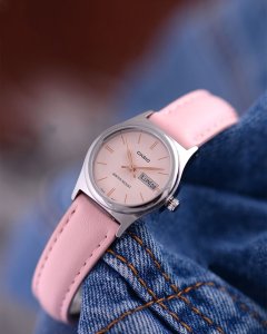 Zegarek Casio Zegarek marki Casio model LTP-V006L kolor Różowy. Akcesoria damski. Sezon: Cały rok NoSize 6