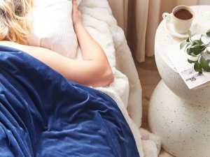 Beliani Poszewka na kołdrę obciążeniową 150 x 200 cm granatowa RHEA 13