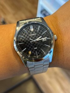 Zegarek Casio Zegarek marki Casio model MTP-VD03D kolor Szary. Akcesoria męski. Sezon: Cały rok NoSize 9