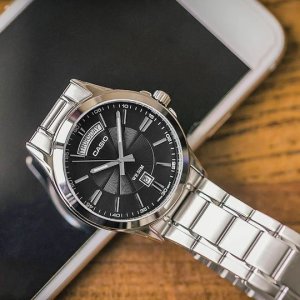 Zegarek Casio Zegarek marki Casio model MTP-1381D kolor Szary. Akcesoria męski. Sezon: Cały rok NoSize 9