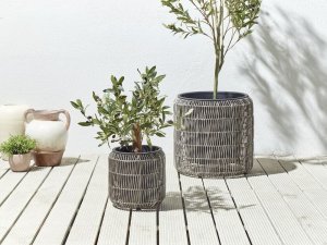 Beliani Zestaw 2 doniczek na kwiaty z technorattanu jasnobrązowy BRODIEA 2