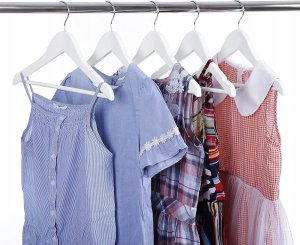 Songmics Wieszaki na ubrania drewno, opakowanie 20, z mostem i wycięciem, 360 ° obrotowy haczyk biały 35 cm CRW06W-20 2