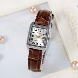 Zegarek Casio Zegarek marki Casio model LTP-V007L-9B kolor chocolate brown. Akcesoria damski. Sezon: Cały rok NoSize 4