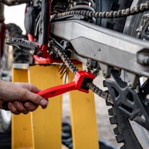 K2 K2 SZCZOTKA DO CZYSZCZENIA ŁAŃCUCHÓW SZCZOTKA DO CZYSZCZENIA ŁAŃCUCHÓW 11