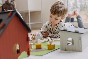 Micki Farma drewniana w stylu szwedzkim ze zwierzątkami Micki 6