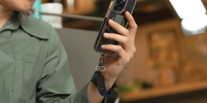 Uniq UNIQ Vista uniwersalna smycz do telefonu 2w1 pastelowy czerwony/light burgundy 7