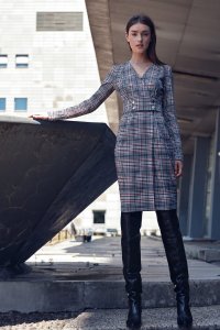 Nife Sukienka w kratę z pasem ozdobionym napami - S132 (kolor krata/pepitko, rozmiar 36) 1