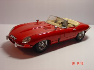 Bburago BBU 1:24 Jaguar XKR-S white 21063W 02696 1