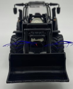 Bburago BBU traktor Valtra z ładowaczem czołowym 31638 4