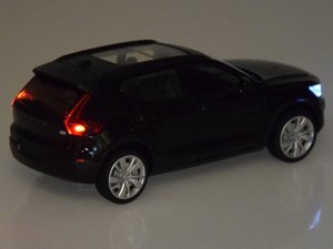Jokomisiada Auto metalowe model Volvo XC40 Recharge skala 1:32 dźwięki światło ZA4614 11